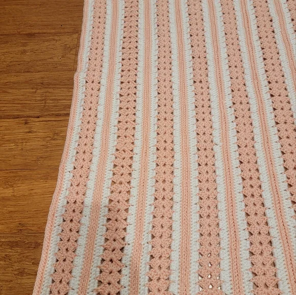 Hand Crochet Vintage Baby Blanket Throw,Salmon & White Color Scalloped Edge - Picture 11 of 13